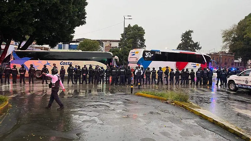 Protesta de normalistas de Teteles termina con quema de unidades del RUTA en Puebla